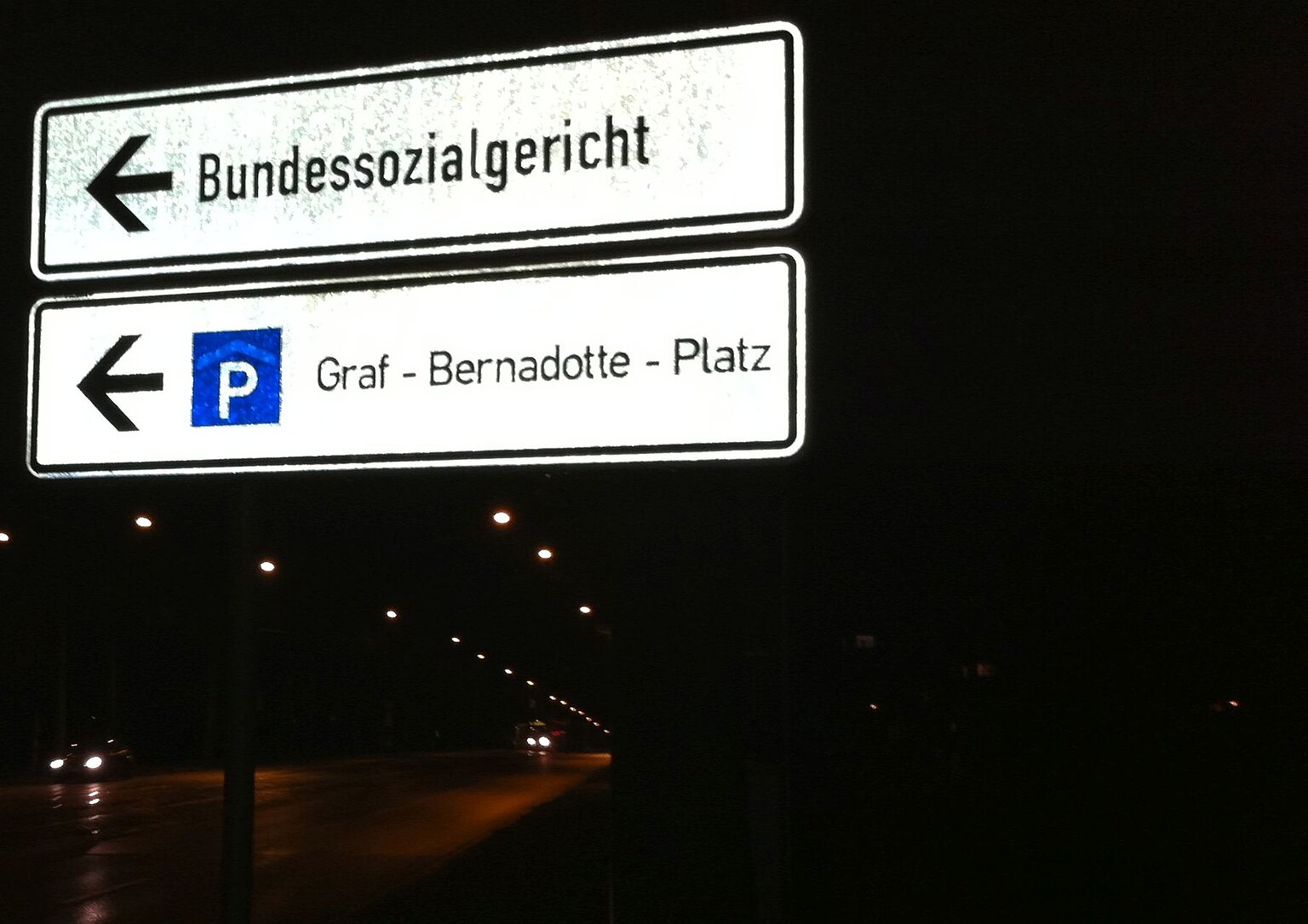 Das Bild zeigt ein Straßenschild mit der Aufschrift Bundessozialgericht – Im Zweifel gilt die Abfahrt nach Kassel zum höchsten deutschen Sozialgericht. Foto: Hirschler