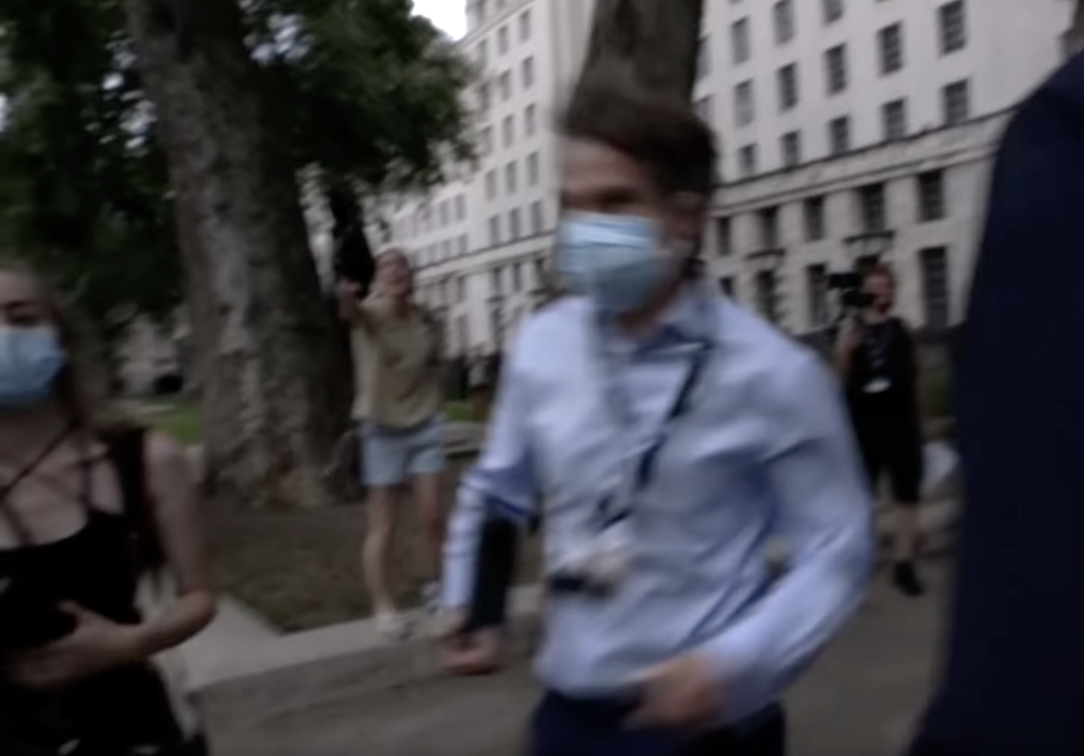  – Video auf YouTube: Journalist Nicholas Watt wird von einem Mob durch Londons Straßen gejagt. Screenshot: DJV.