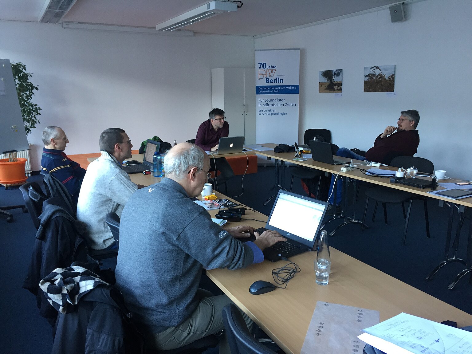 Das Foto zeigt eine Sitzung des Fachausschusses für Bildjournalismus im DJV. – Intensive Diskussion unter Einbindung von Skype. Foto: Michael Hirschler