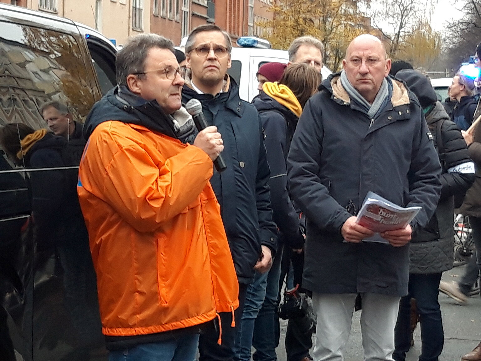  – Der Vorsitzende des DJV-Niedersachsen, Frank Rieger, spricht auf einer Gegendemonstration in Hannover. Foto: Christiane Eickmann