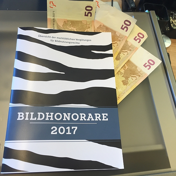 Foto des Deckblatts der Broschüre Bildhonorare 2017 – Die Geldscheine sind leider kein Teil der Broschüre. Foto: Hirschler