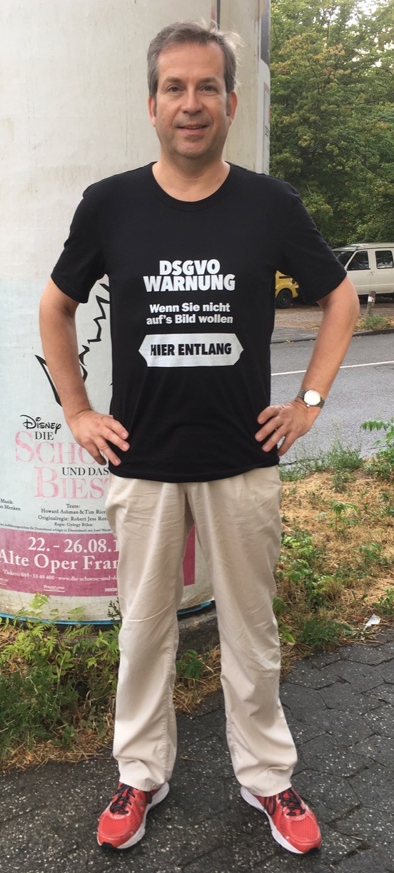  – Der Frankfurter Fotojournalist und PR-Fotograf Andreas Mann trägt das "DSGVO-T-Shirt", das von Fotografen aus dem Burgenland entwickelt wurde