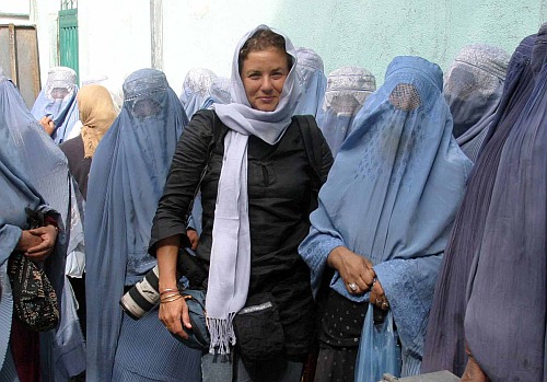 Das Foto zeigt die Pressefotografin Heidi Levine in Kabul Foto: obs/IWMF International Women's Media Foundation/Masha Hamilton – Heidi Levine in Kabul. Foto: obs/IWMF International Women's Media Foundation/Masha Hamilton