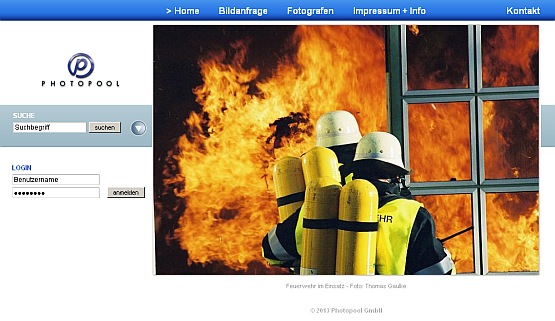 Das Bild zeigt die Internetseite von Photopool, einem Bildvertrieb für Fotografen. Auf der Startseite findet sich ein aktuelles Bild, das von einem Fotojournalisten angeboten wird. Es handelt sich hier um zwei Feuerwehrleute, die mit Rettungsschutzgeräten auf dem Rücken vor Flammen stehen. – 